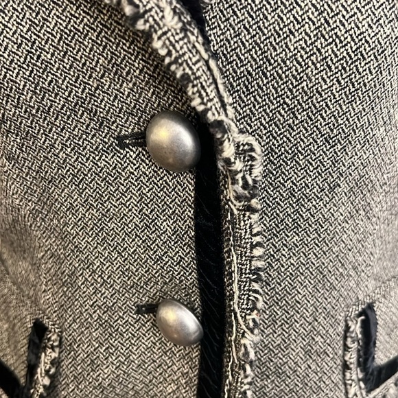 Banana Republic Fully Lined Wool Blazer with Faux Pockets with Trim, Sz. 4. - Picture 5 of 14